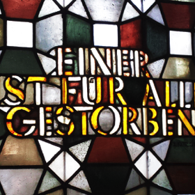 Restaurierung eines defekten Kirchenfensters