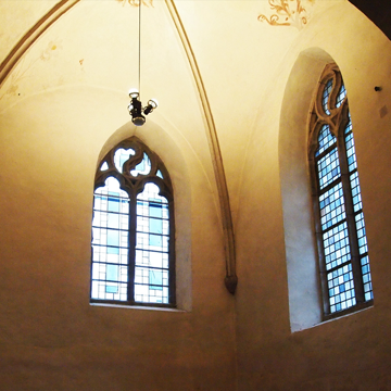 Kirchenfentser in einer Krypta
